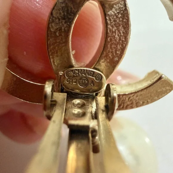 CHANEL TEAR DROP PEARL EARRING - Picture 9 of 9